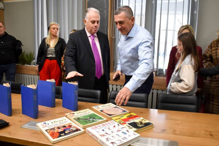 Στην Βιβλιοθήκη της Σκοπέλου η δωρεά βιβλίων του Ευάγγελου Σούρλα – Εκδήλωση παρουσία του Δ.Κουρέτα