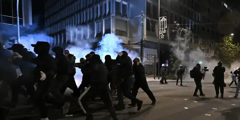 «Κανένας Δεκέμβρης δεν τελείωσε ποτέ» – Χημικά και ένταση στην πορεία μνήμης για τον Γρηγορόπουλο