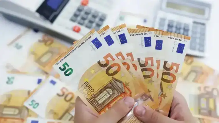 Νωρίτερα τα επιδόματα φέτος τα Χριστούγεννα, μόνιμη προπληρωμή για Πάσχα και Χριστούγεννα από το 2026