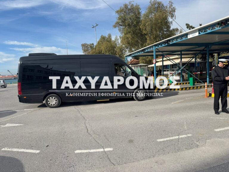 Αυτό είναι το βαν της Μελίνας Ασλανίδου που «εγκλωβίστηκε» στο λιμάνι του Βόλου – Καθ’ οδόν για την Αθήνα ερμηνεύτρια και μουσικοί