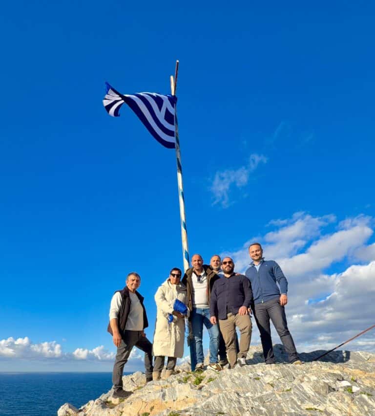 Αντικατάσταση της ελληνικής σημαίας στο Κάστρο της Σκιάθου στη μνήμη των πεσόντων των Ιμίων