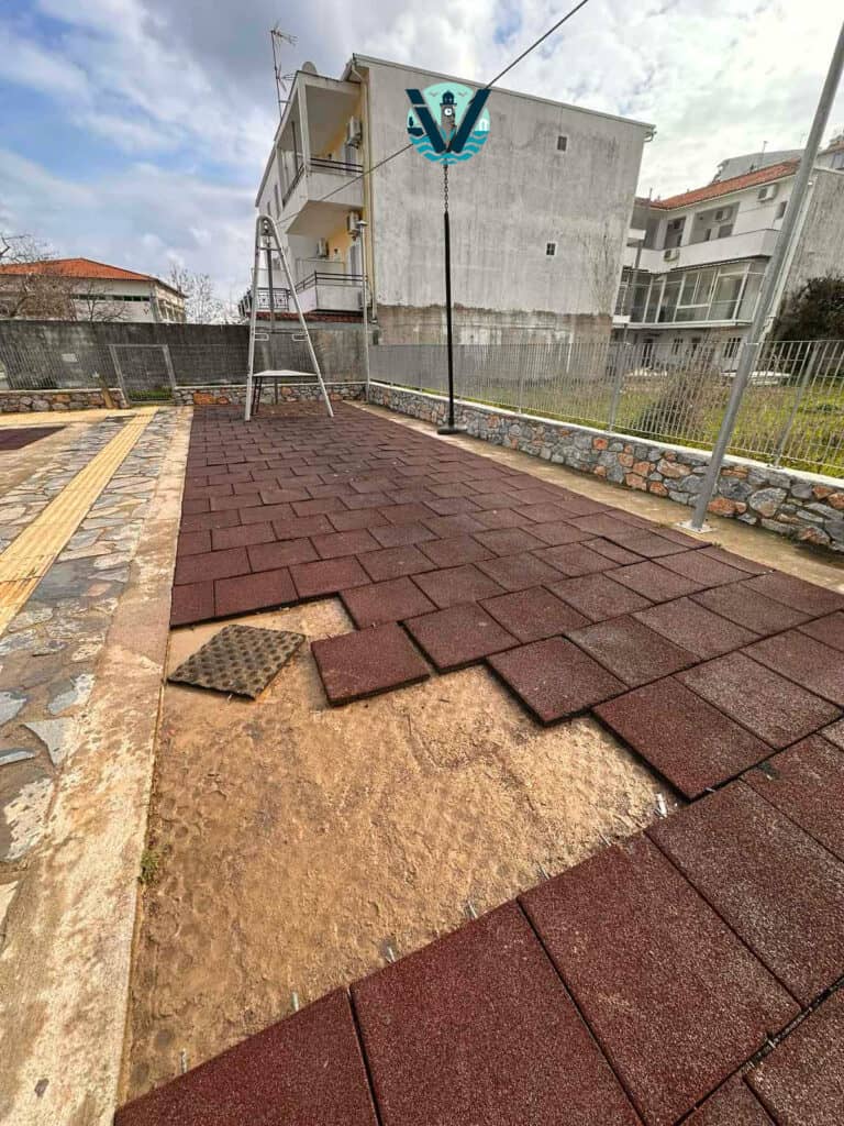 Εικόνα εγκατάλειψης σε παιδική χαρά πίσω από το 1ο Δημοτικό Σκιάθου