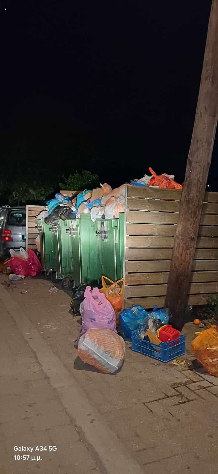 Σκιάθος: Εικόνες εγκατάλειψης με σκουπίδια σε κεντρικό σημείο