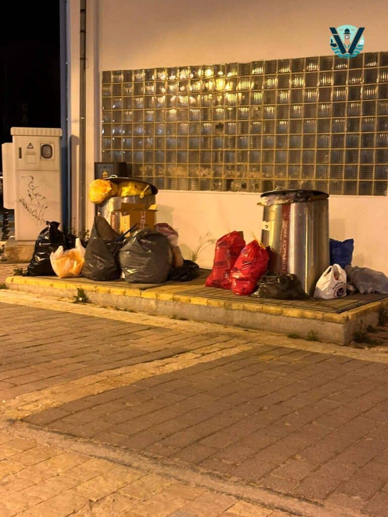Σκουπίδια στην Παπαδιαμάντη την ώρα που φτάνει το πρώτο κρουαζιερόπλοιο της χρονιάς