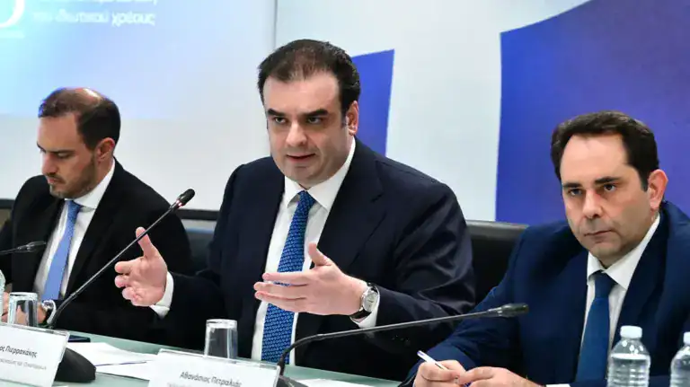 Νέο πακέτο μέτρων: Τι και πόσα κερδίζουν συνταξιούχοι, ενοικιαστές και οικογένειες με παιδιά