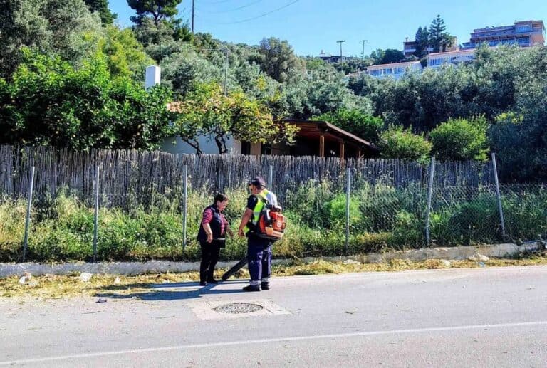 Καθαρισμός ερεισμάτων και κοπή χόρτων στην επαρχιακή οδό Ακρόπολη – Κουκουναριές από συνεργείο της Περιφέρειας Θεσσαλίας