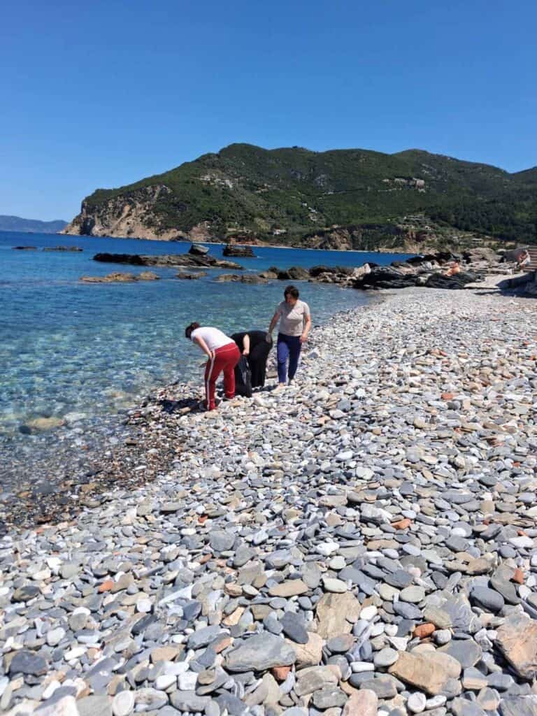 Μαθητές του ΓΕΛ Σκοπέλου έδωσαν το παράδειγμα: Καθάρισαν την παραλία Πλάκες στο πλαίσιο της δράσης «Ενεργός Πολίτης»