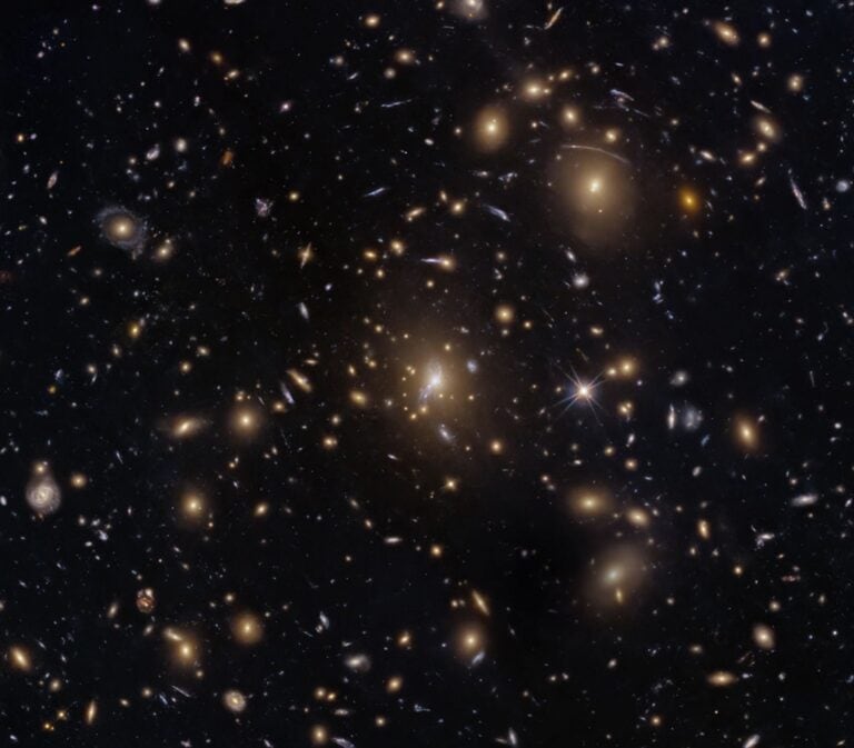 Ο Hubble συνεχίζει να φωτογραφίζει άλλο ένα «σμήνος» γαλαξιών στο βαθύ Διάστημα