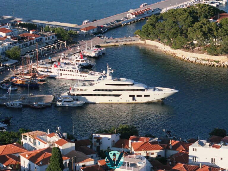 Το superyacht SARAMOUR μαγνητίζει τα βλέμματα στη Σκιάθο