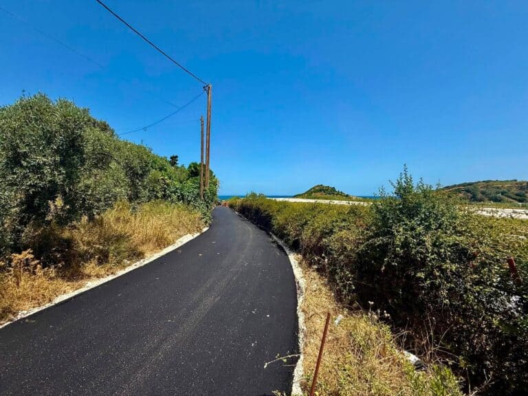 Ασφαλτόστρωση στην εκτός σχεδίου πόλεως οδό που ορίζεται από το αεροδρόμιο έως την παραλία Ξανέμου.
