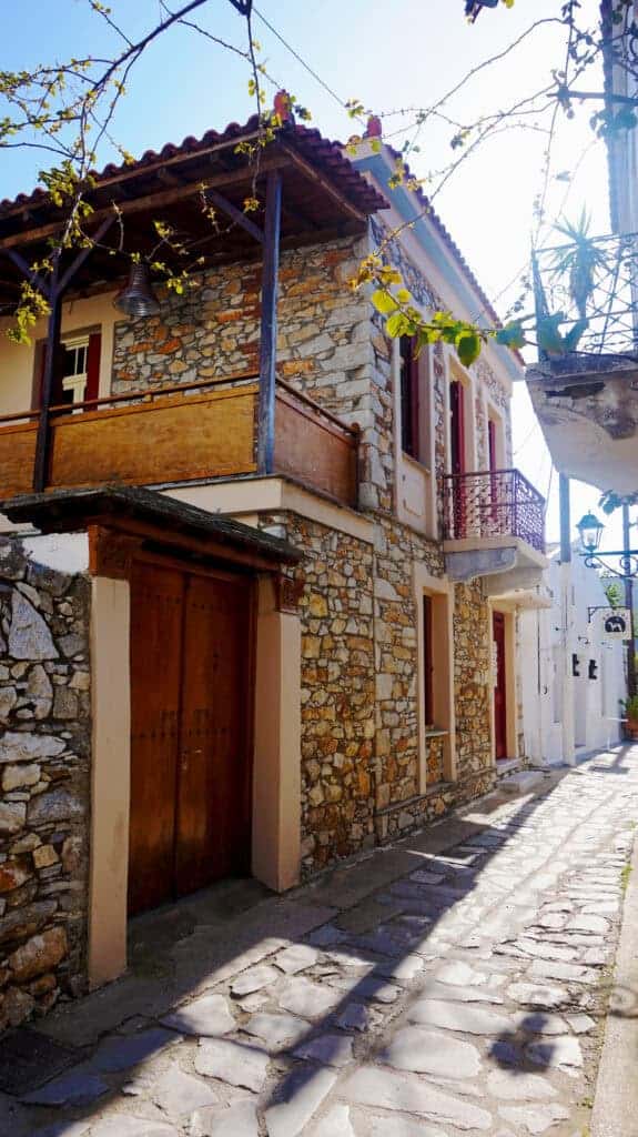 «Σκιαθίτικο Σπίτι»: Οι δίδυμες αδελφές που μετέτρεψαν το πατρικό τους σε ένα open house γεμάτο ιστορία