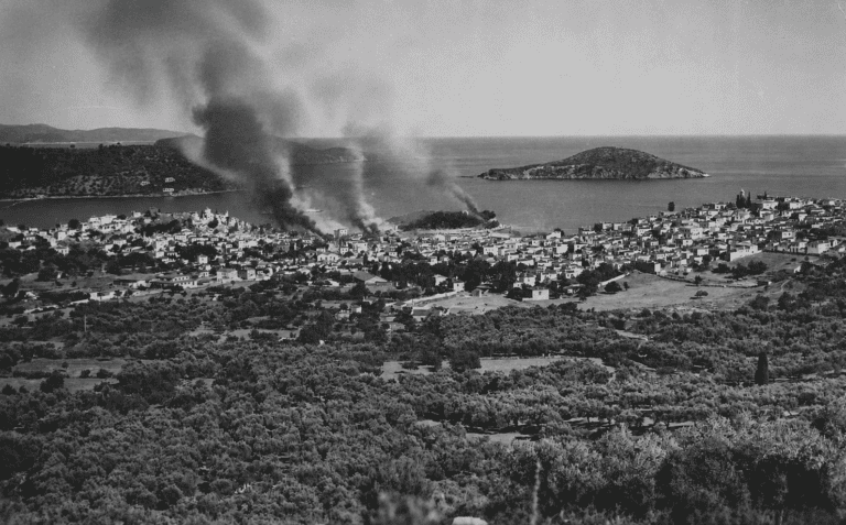ΚΟΙΤΑΖΟΝΤΑΣ ΤΗΝ ΠΥΡΠΟΛΗΣΗ ΤΗΣ ΣΚΙΑΘΟΥ ΑΠ’ ΤΟ ΒΟΥΝΟ….
