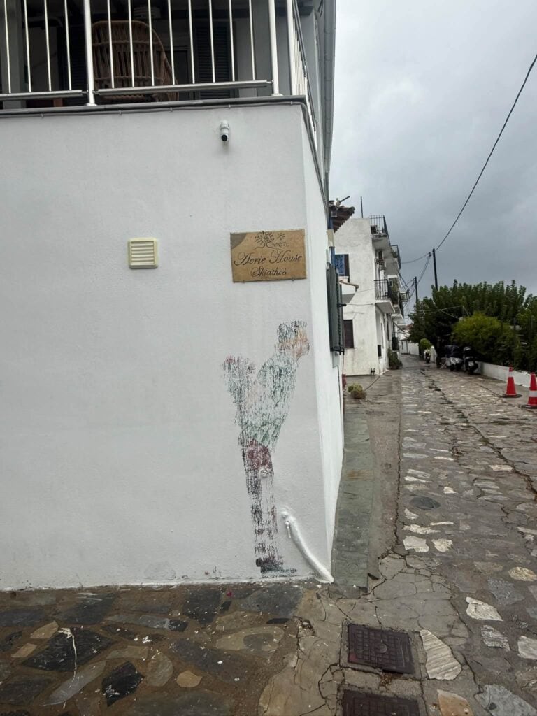 Εξαφανίστηκαν τα murals της Σκιάθου – Τι συνέβη;