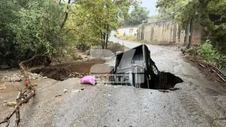Η κακοκαιρία σφυροκοπά την Κρήτη: Πλημμύρισαν σπίτια, αυτοκίνητα θάφτηκαν στα λασπόνερα – Ήχησε το 112 σε Ρέθυμνο και Ηράκλειο