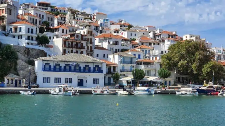Σκόπελος: Στο επίκεντρο της λογοδοσίας τα σχολεία, η ασφάλεια των μαθητών και τα προβλήματα των δημοτικών εργαζομένων