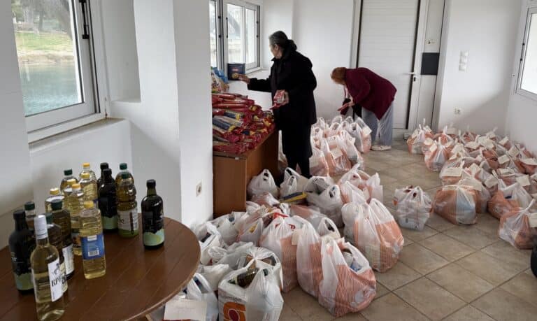 Έστρωσε Χριστουγεννιάτικο τραπέζι για 105 οικονομικά αδύναμες οικογένειες ο Πάρις Γ. Αλεξανδρίδης