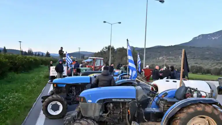 Ανυποχώρητοι οι αγρότες στα μπλόκα: Κλείνουν σήμερα τις σήραγγες των Τεμπών για τα φορτηγά – Τι θα γίνει τις μέρες των Χριστουγέννων
