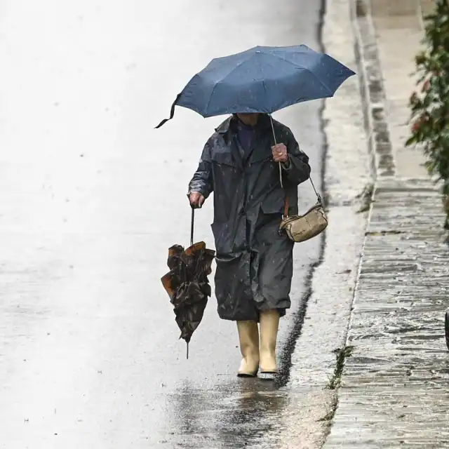 Κακοκαιρία προβλέπεται στη χώρα την Τετάρτη και την Πέμπτη με μεγάλης διάρκειας και έντασης βροχές και καταιγίδες, χαλαζοπτώσεις και θυελλώδεις ανέμους