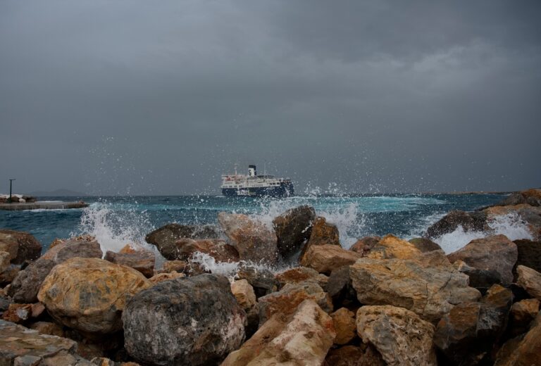Στο ίδιο έργο θεατές είναι οι κάτοικοι της Αλοννήσου