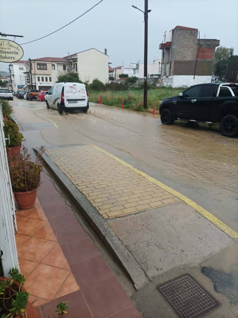 Παπαδιαμάντη: Ο δρόμος που “πνίγεται” με την πρώτη σταγόνα (video)