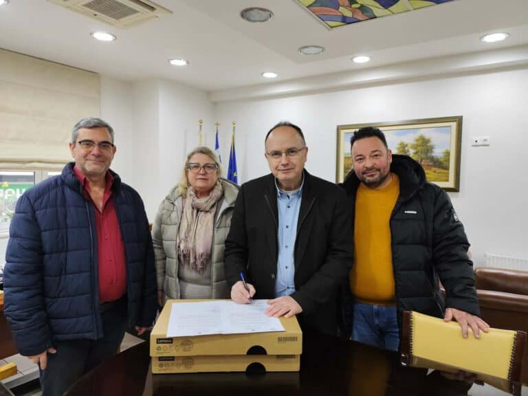 Δωρεά laptop στο Επαγγελματικό Λύκειο Ζαγοράς από το Επιμελητήριο Μαγνησίας