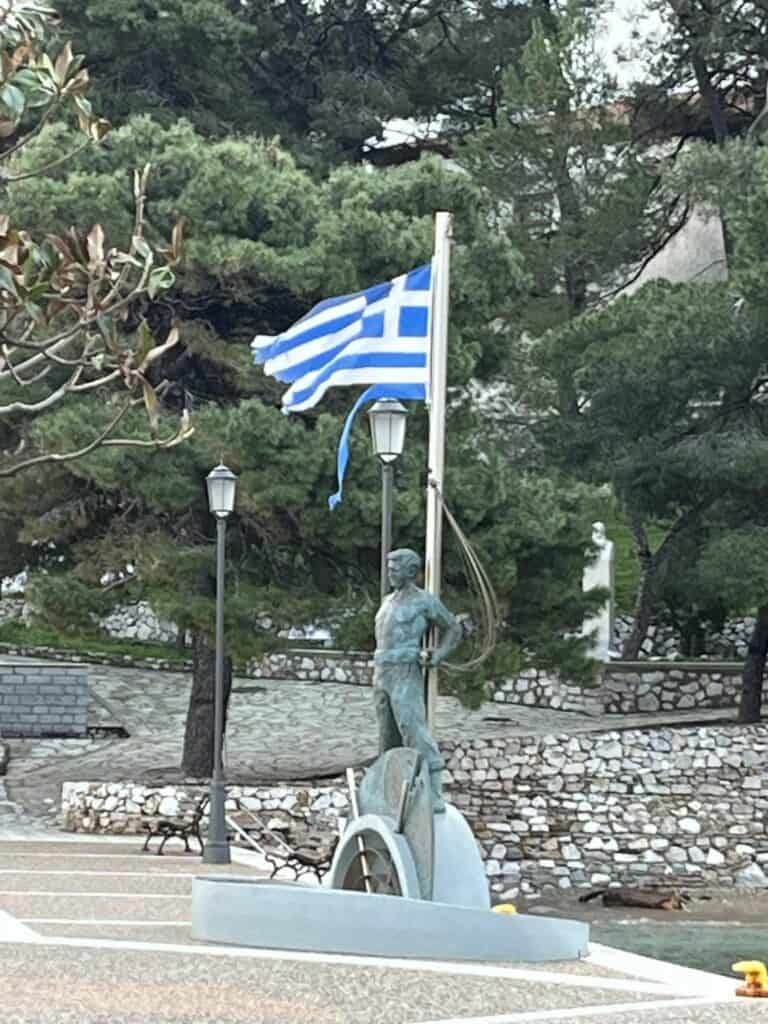 Αίτημα για άμεση αντικατάσταση της φθαρμένης σημαίας στο Μπούρτζι