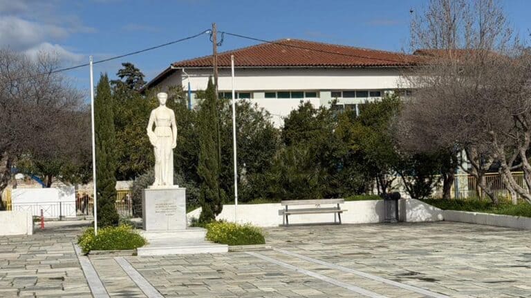 Χωρίς σημαίες για ημέρες το Μνημείο Ηρώων στη Σκιάθο