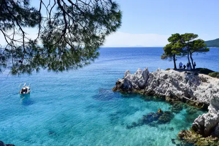 Το νησί των Βορείων Σποράδων που βρίσκεται στη λίστα με τους κορυφαίους προορισμούς του κόσμου για slow travel