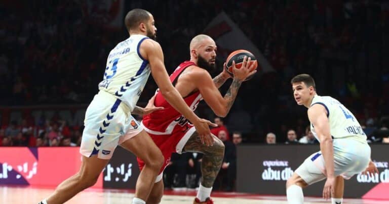 Θρίλερ στη Βαλένθια: Ο Ολυμπιακός άγγιξε το διπλό, αλλά λύγισε στο τέλος