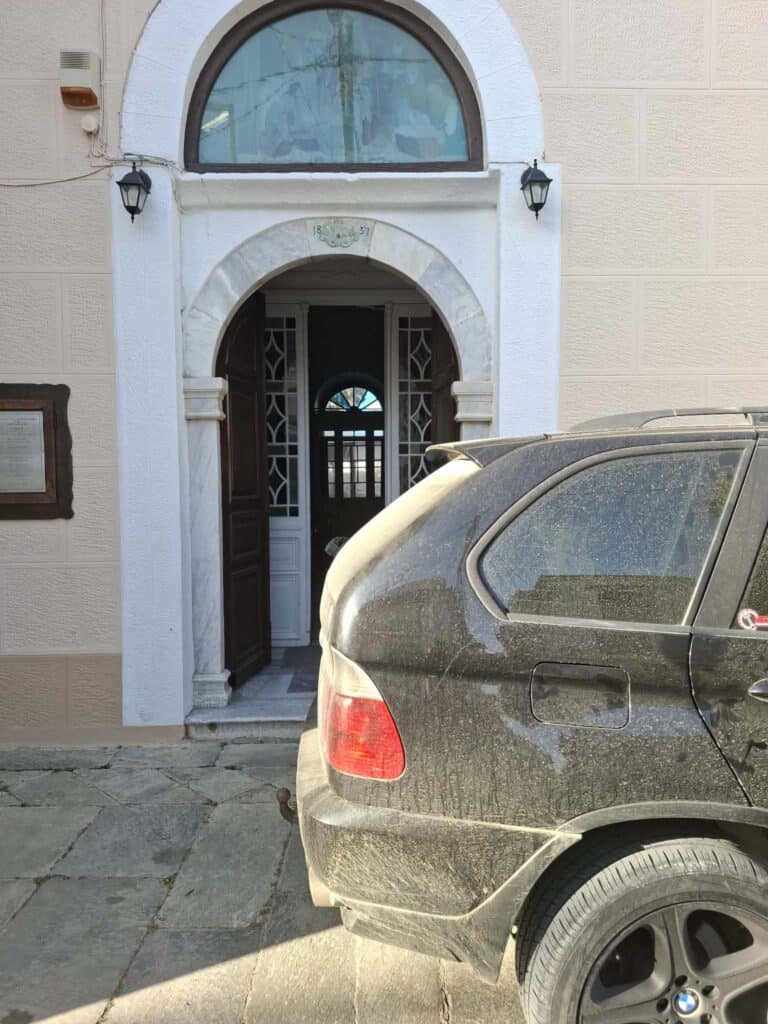 Εικόνα που προκαλεί αντιδράσεις μπροστά από τον Ιερό Ναό Γεννήσεως της Θεοτόκου