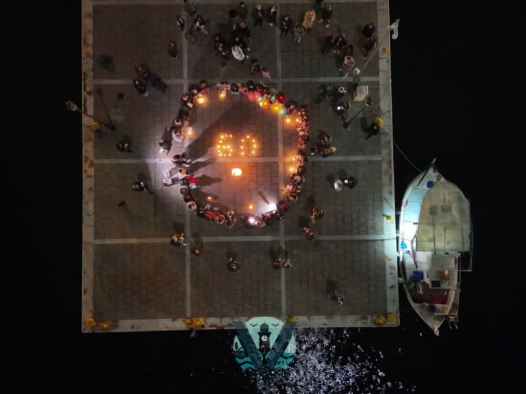 Σκιάθος: Σβήνουν τα φώτα – Ζωντανό μήνυμα για τον πλανήτη από το Παλιό Λιμάνι