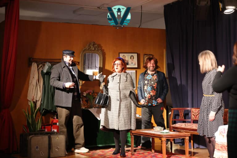 Μαθητές του Εσπερινού ΕΠΑΛ Σκιάθου παρακολούθησαν τη θεατρική παράσταση «Το Χαμπέρι»