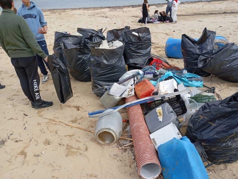 Σκιάθος: Εθελοντικός καθαρισμός στην παραλία Ξανέμου με συμμετοχή γονέων και μαθητών