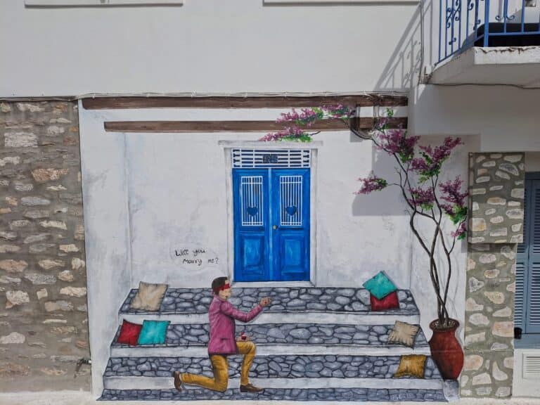 Μια τοιχογραφία πρότασης γάμου που μαγνητίζει τα βλέμματα