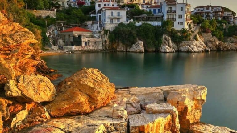 Η ΙΣΤΟΡΙΑ ΤΗΣ ΣΥΝΟΙΚΙΑΣ ΠΛΑΚΕΣ ΣΤΗ ΣΚΙΑΘΟ