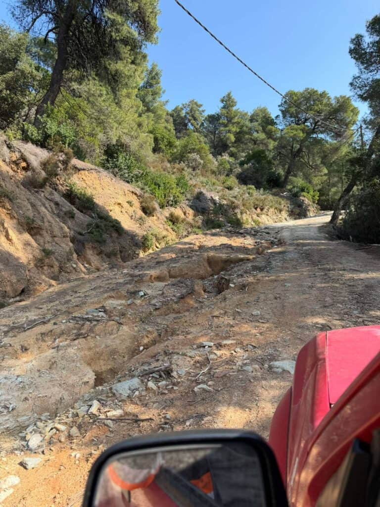 Δρόμοι – «παγίδες» προς Λυγαριές και Κεχριά στη Σκιάθο(εικόνες)