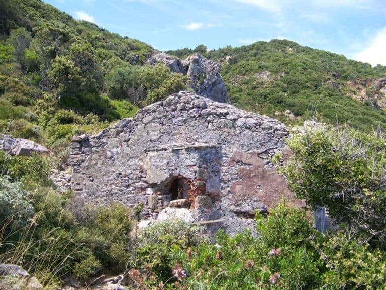 O ξεχασμένος θρόνος της Παναγίας στη Σκιάθο (φωτογραφίες)