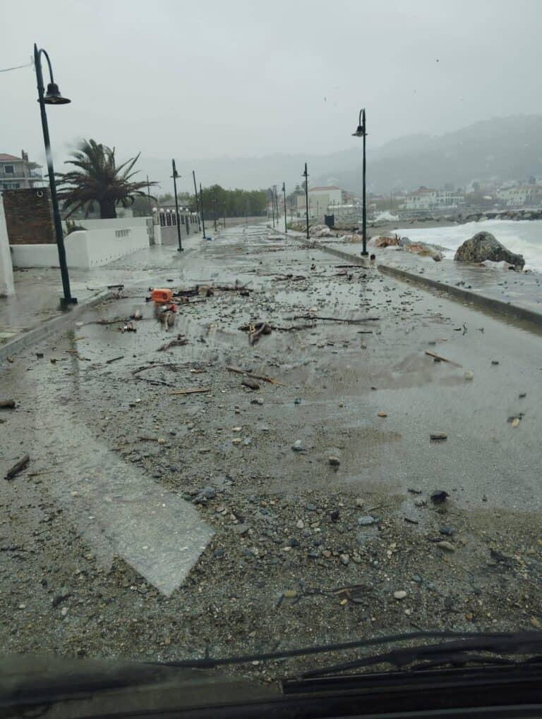 Σκόπελος: Απέφυγε τα χειρότερα μετά την κακοκαιρία – Σημαντικές ζημιές σε οδικό δίκτυο και πτώσεις δέντρων(εικόνες)