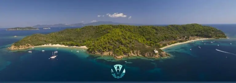 Σκιάθος: Τουριστικό σκάφος έπεσε πάνω σε ιστιοφόρο κοντά στον Τσουγκριά – Τραυματίστηκαν επιβάτες 