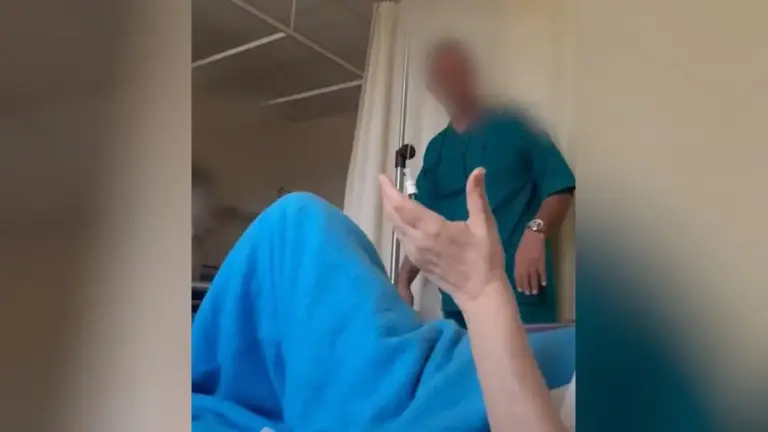 Σάλος από βίντεο με γιατρό που ζητάει «φακελάκι» από ασθενή πριν χειρουργηθεί – «100 ευρώ δεν είναι πολλά, θα τα κανονίσουμε»
