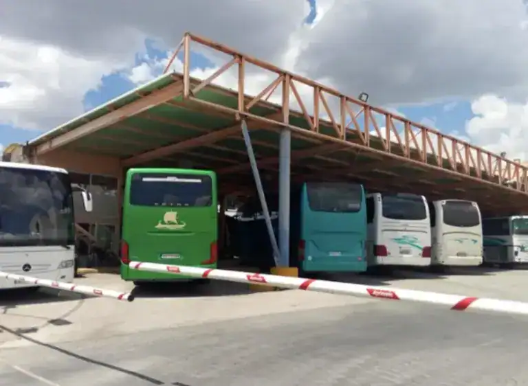 Οδηγός λεωφορείου των ΚΤΕΛ Μαγνησίας έσβησε φωτιά και έσωσε οικογένεια με δύο παιδιά