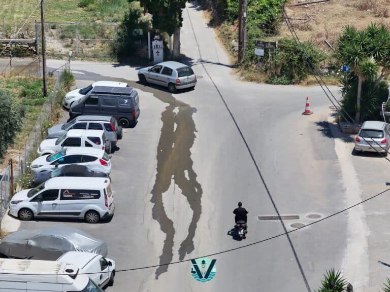 Αγωγός της ΔΕΥΑΣ έσπασε στο Καντηλάκι – Το νερό τρέχει ασταμάτητα από το Σάββατο(εικόνες)