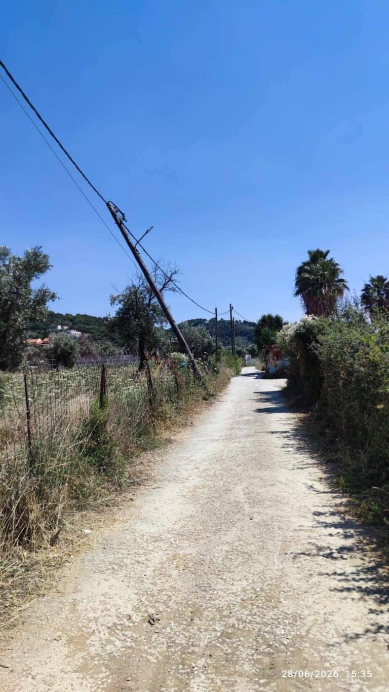 Επικίνδυνη κλίση κολώνας της ΔΕΗ δίπλα στο αεροδρόμιο της Σκιάθου – Έχει ήδη ενημερωθεί ο ΔΕΔΔΗΕ