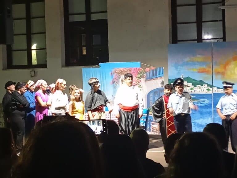 Συγκίνηση και χειροκρότημα για τη ΣΤ’ τάξη του 1ου Δημοτικού Σχολείου Σκιάθου