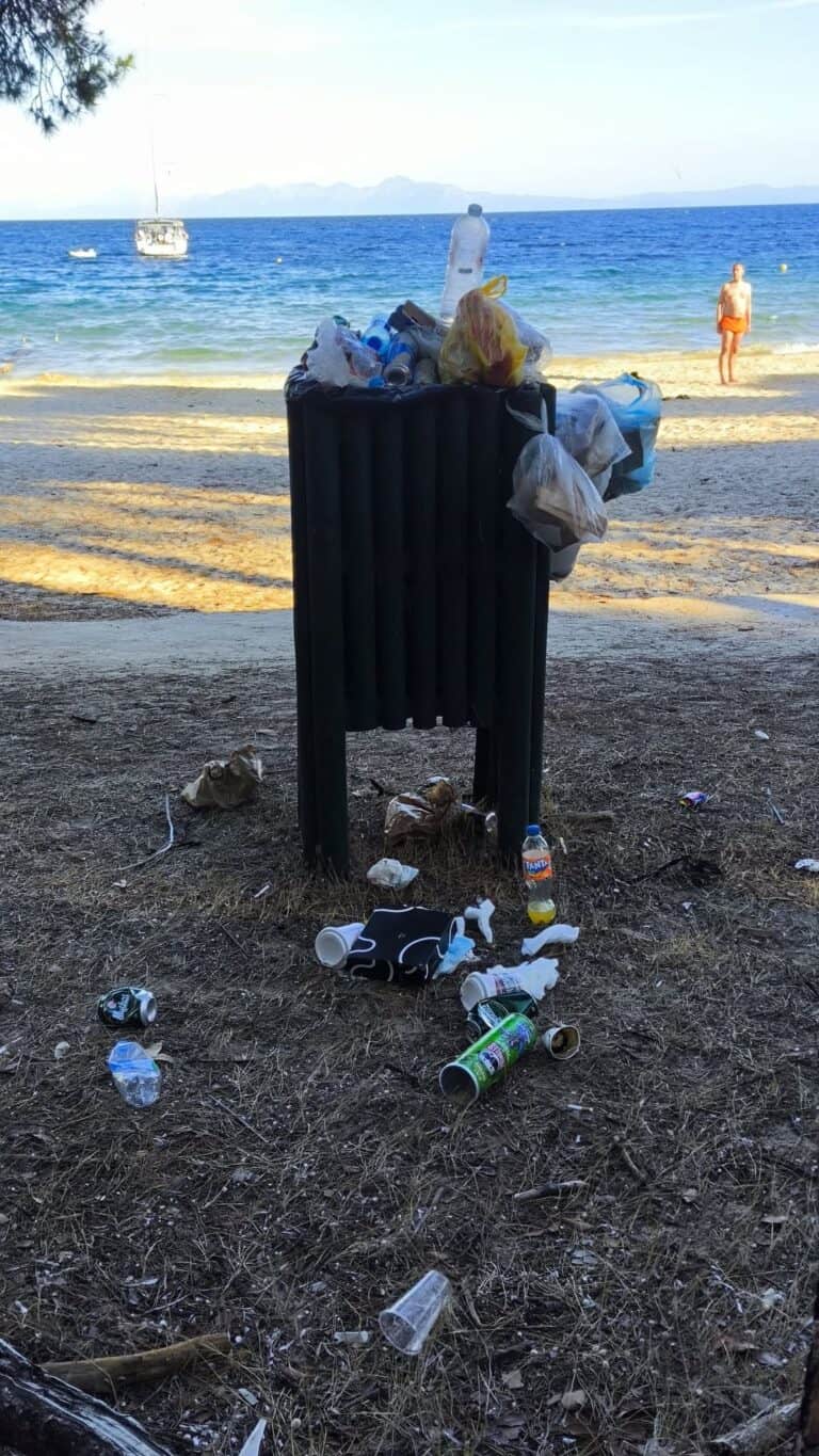 Έκκληση προς τους επισκέπτες των Κουκουναριών: «Μην μετατρέπετε τους κάδους σε πύργους από σκουπίδια»