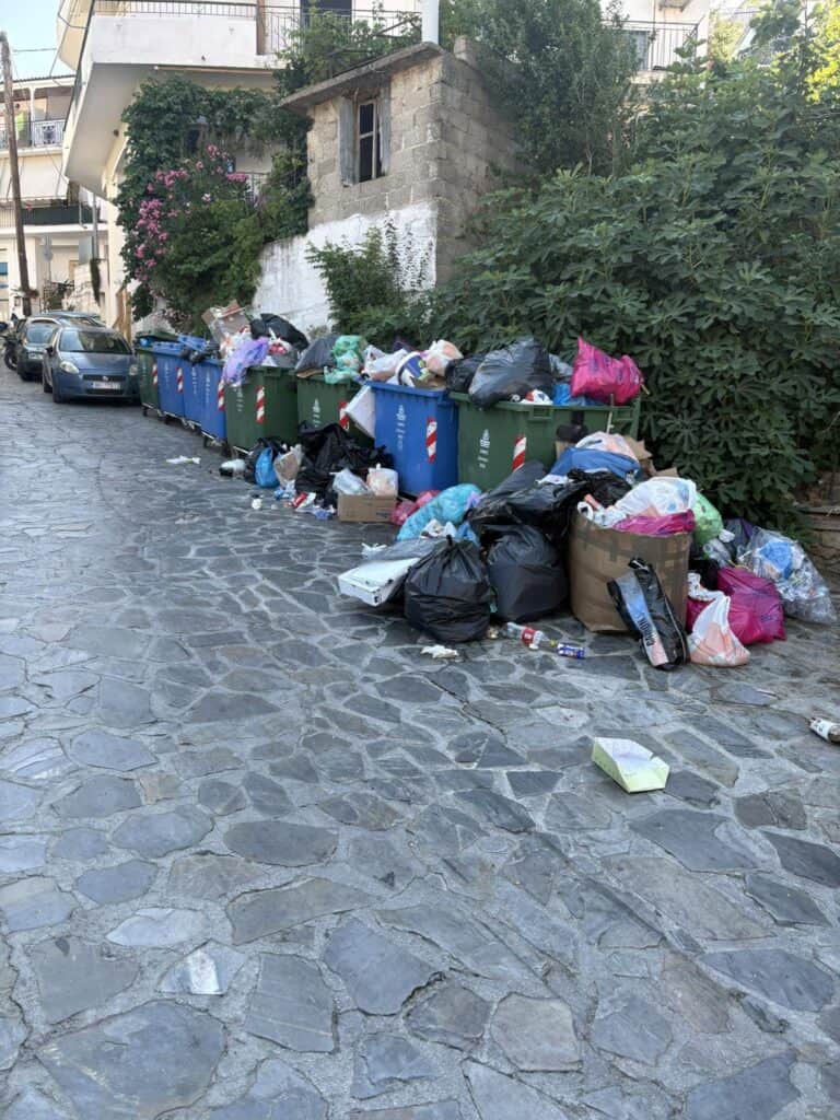 Σκιάθος: Συσσωρευμένα απορρίμματα – Κάτοικοι καταγγέλλουν καθυστερήσεις στην αποκομιδή
