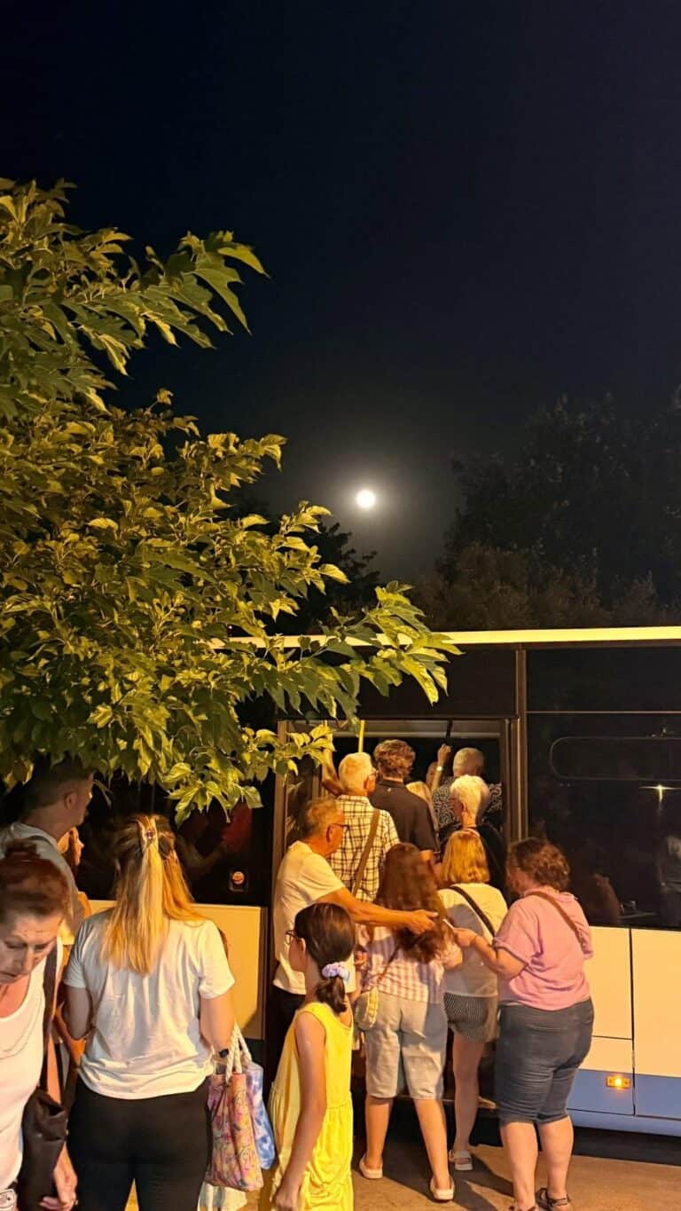 Η «Πανσέληνος της Φράουλας» φώτισε τις βραδινές διαδρομές στη Σκιάθο