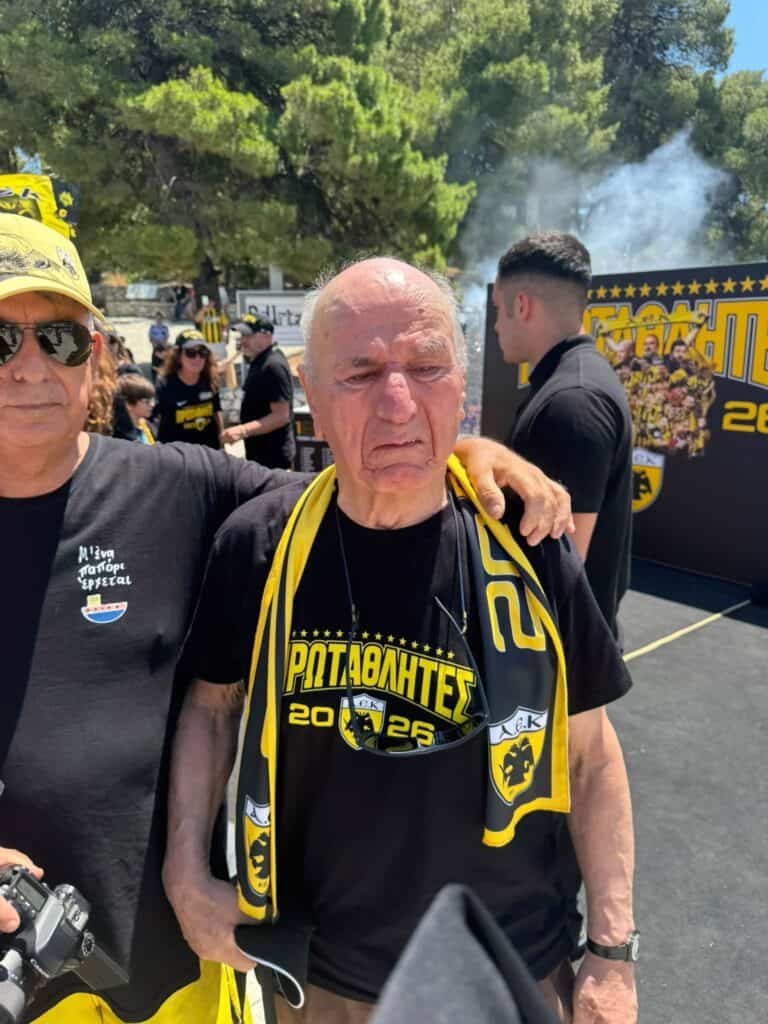 Δεν έκλαψε για ένα τρόπαιο… Έκλαψε για την ΑΕΚ που αγάπησε μια ζωή..