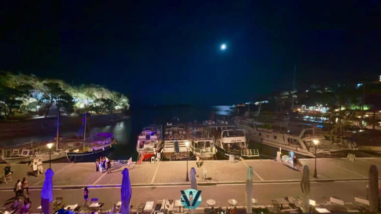 Καλοκαιρινή ατμόσφαιρα στο λιμάνι το βράδυ του Σαββάτου