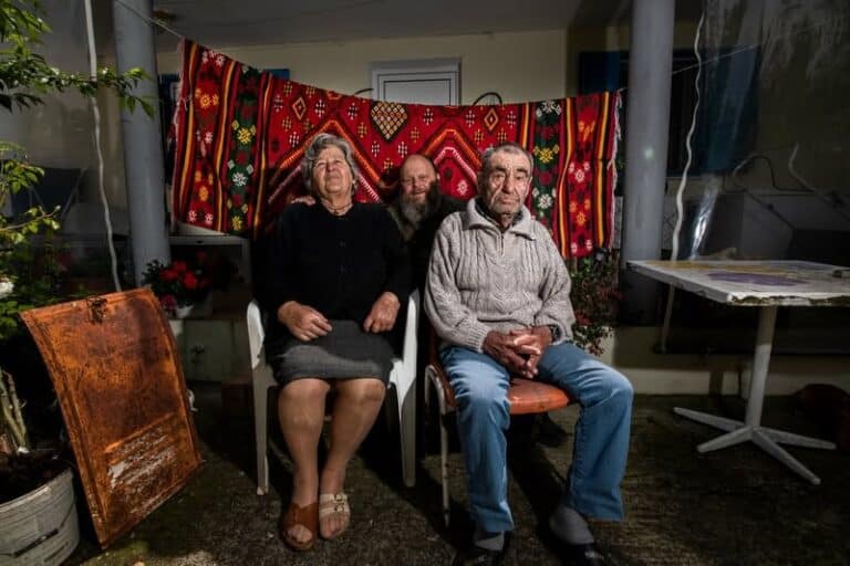 Η Σκιάθος δεν ήταν απλώς ο τόπος τους. Ήταν ο τρόπος που έμαθαν να αντέχουν